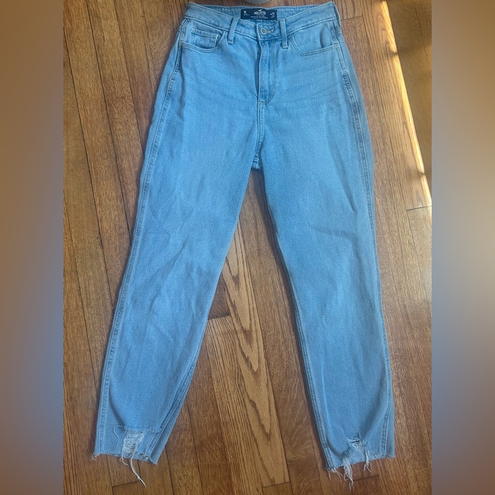 Hollister Curvy Ultra High Rise Mom Jean size 1R - w25 L27